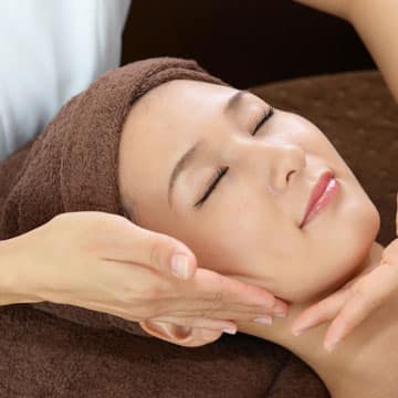 esthetician giving facial